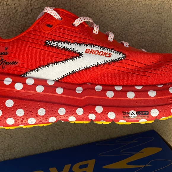 Brooks Disney Ghost Max 2 Minnie Mouse shoes Size 8.5 - Picture 4 of 8